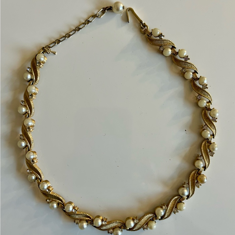Sweet vintage old Crown TRIFARI Pearl and rhinestone Necklace gold plated